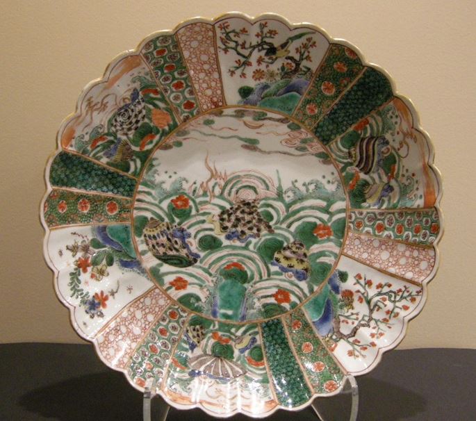 Rare dish porcelain famille verte - decorated with mythical creatures transformed in shell shape - Kangxi period | MasterArt
